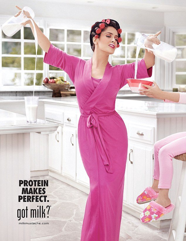 Με ρόλεϊ στα μαλλιά και «μουστάκι» η Σάλμα Χάγεκ [εικόνες] | iefimerida.gr 0