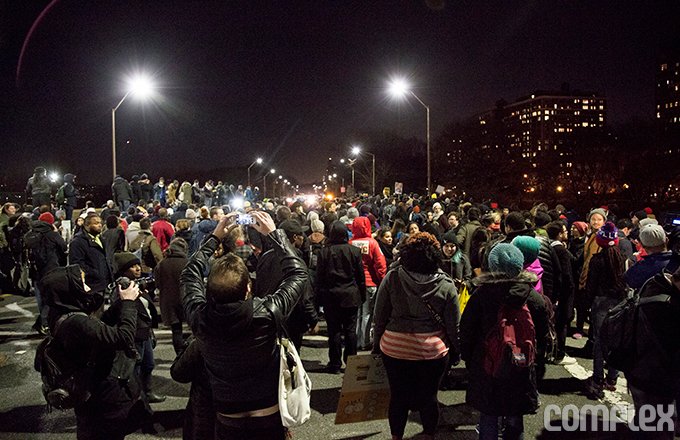 Νέα Υόρκη: Επεισόδια και συλλήψεις για την αθώωση αστυνομικού που στραγγάλισε Αφροαμερικανό [εικόνες & βίντεο] | iefimerida.gr 20