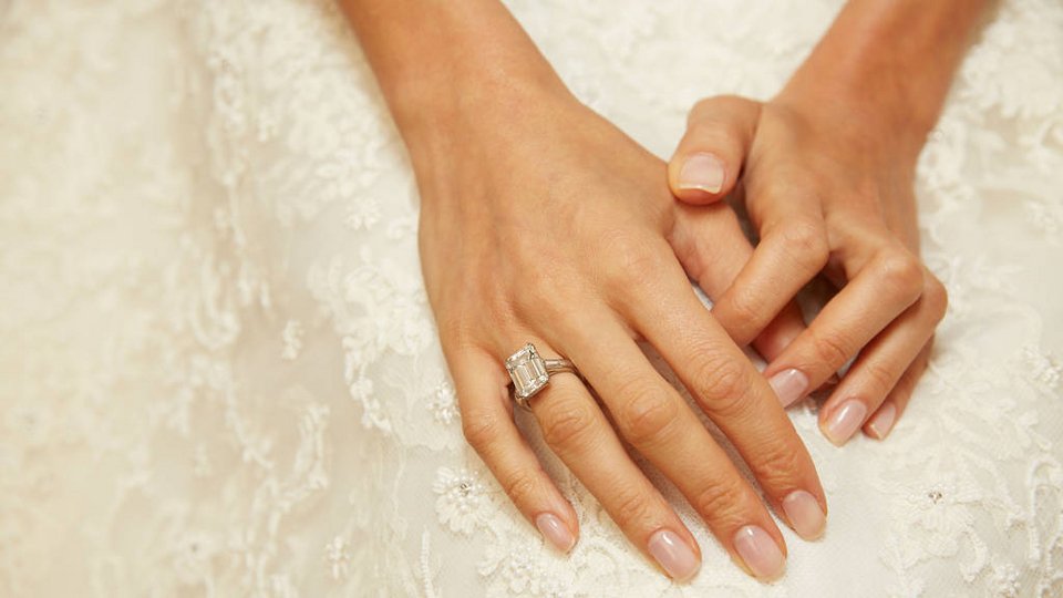 H μελαχρινή που χοροπηδάει πάνω στο κρεβάτι της ξεκαρδισμένης Αμάλ Κλούνεϊ [εικόνες] | iefimerida.gr 2