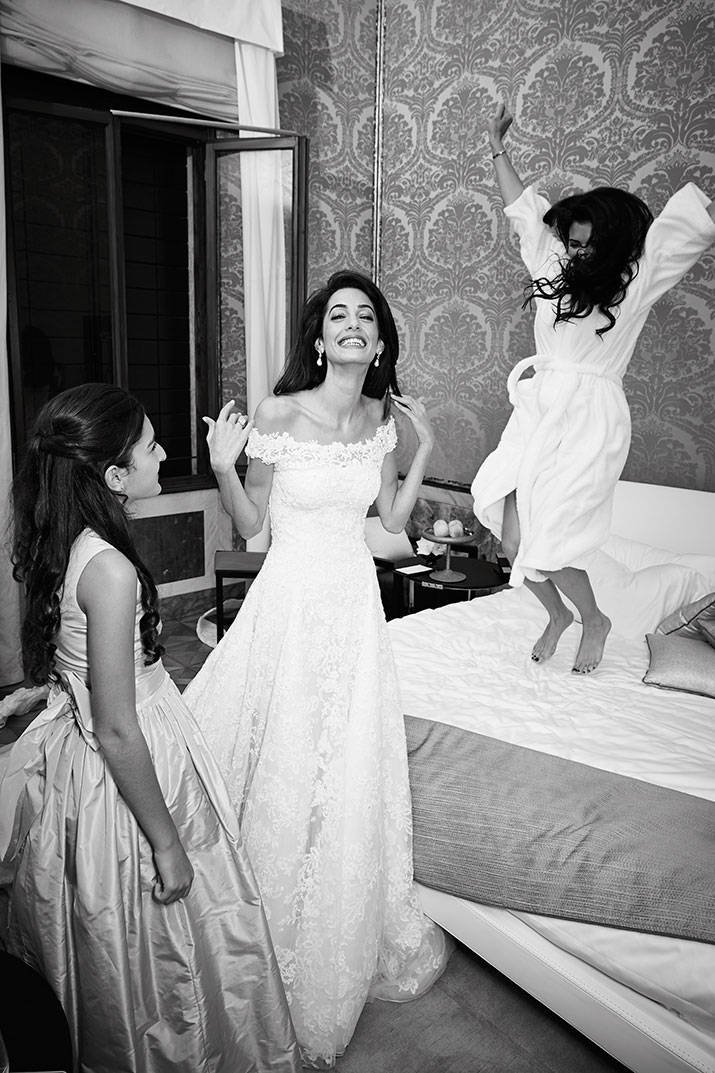 H μελαχρινή που χοροπηδάει πάνω στο κρεβάτι της ξεκαρδισμένης Αμάλ Κλούνεϊ [εικόνες] | iefimerida.gr 1