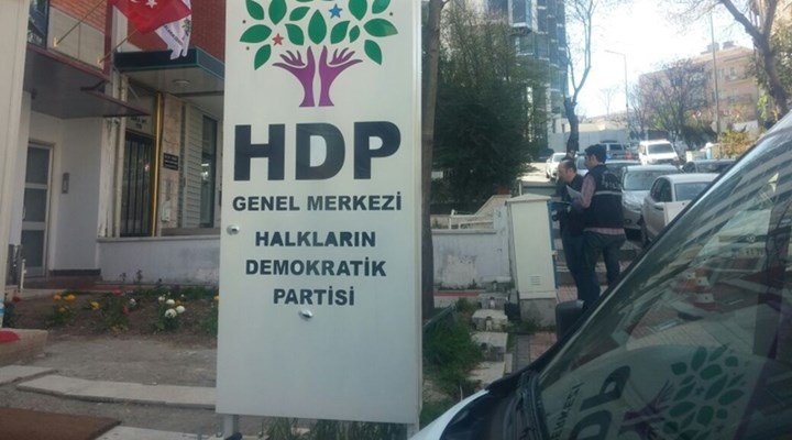 Αγνωστοι άνοιξαν πυρ στα γραφεία Τουρκικού φιλοκουρδικού κόμματος [εικόνες] | iefimerida.gr 0