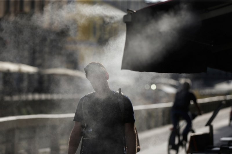 Στο έλεος του καιρού η Ιταλία: Κακοκαιρία σαρώνει τον Βορρά, καύσωνας «λιώνει» τον Νότο | iefimerida.gr 0