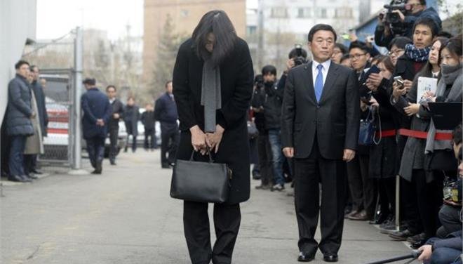 Πάμπλουτη κληρονόμος-θηρίο: Eβαζε το πλήρωμα του αεροπλάνου της να γονατίζει και μετά το χτυπούσε [εικόνες] | iefimerida.gr 1