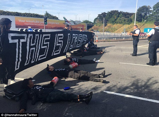 Χάος στο αεροδρόμιο Χίθροου του Λονδίνου -Εγκλωβισμένοι επί ώρες χιλιάδες ταξιδιώτες [εικόνες] | iefimerida.gr 0