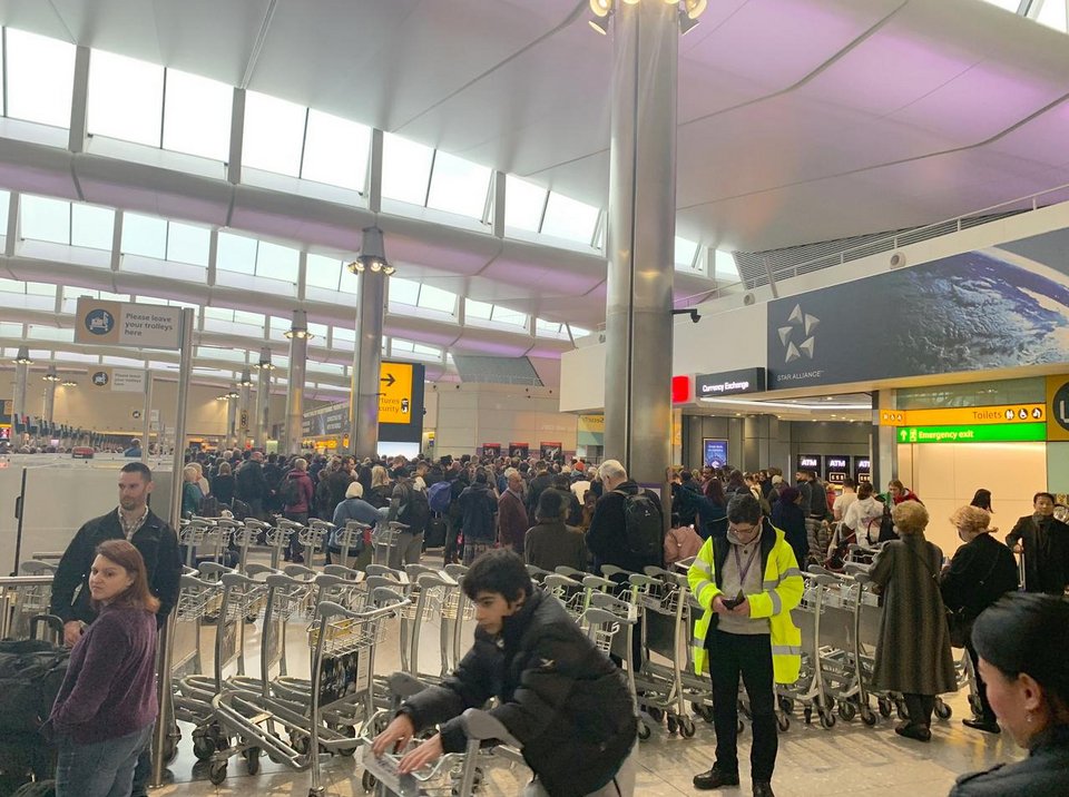 Λήξη συναγερμού στο Λονδίνο: Δεν βρέθηκε «ύποπτο» πακέτο στο αεροδρόμιο Χίθροου [εικόνες & βίντεο] | iefimerida.gr 0