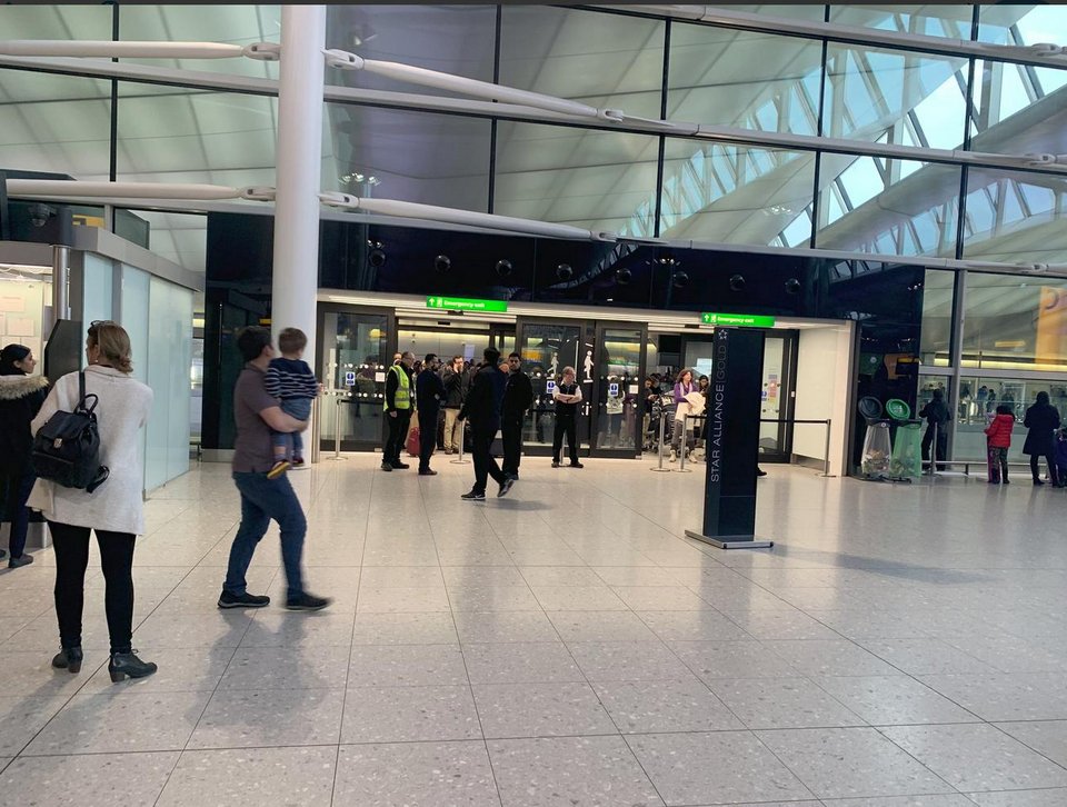 Λήξη συναγερμού στο Λονδίνο: Δεν βρέθηκε «ύποπτο» πακέτο στο αεροδρόμιο Χίθροου [εικόνες & βίντεο] | iefimerida.gr 1