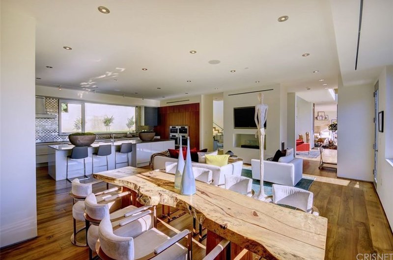 Η χήρα του Χιου Χέφνερ πουλά την πολυτελή βίλα που της άφησε, για 7,2 εκατ. ευρώ [εικόνες] | iefimerida.gr 4