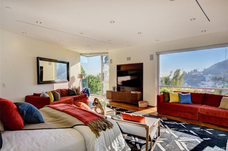 Η χήρα του Χιου Χέφνερ πουλά την πολυτελή βίλα που της άφησε, για 7,2 εκατ. ευρώ [εικόνες] | iefimerida.gr 6