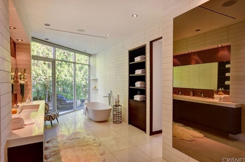 Η χήρα του Χιου Χέφνερ πουλά την πολυτελή βίλα που της άφησε, για 7,2 εκατ. ευρώ [εικόνες] | iefimerida.gr 7