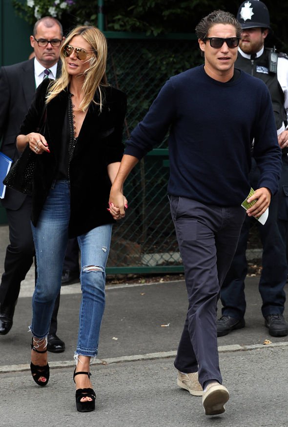 Αρπάζει τη Χάιντι Κλουμ και τη ρουφάει στα φιλιά -Σόου στο Wimbledon [εικόνες] | iefimerida.gr 3