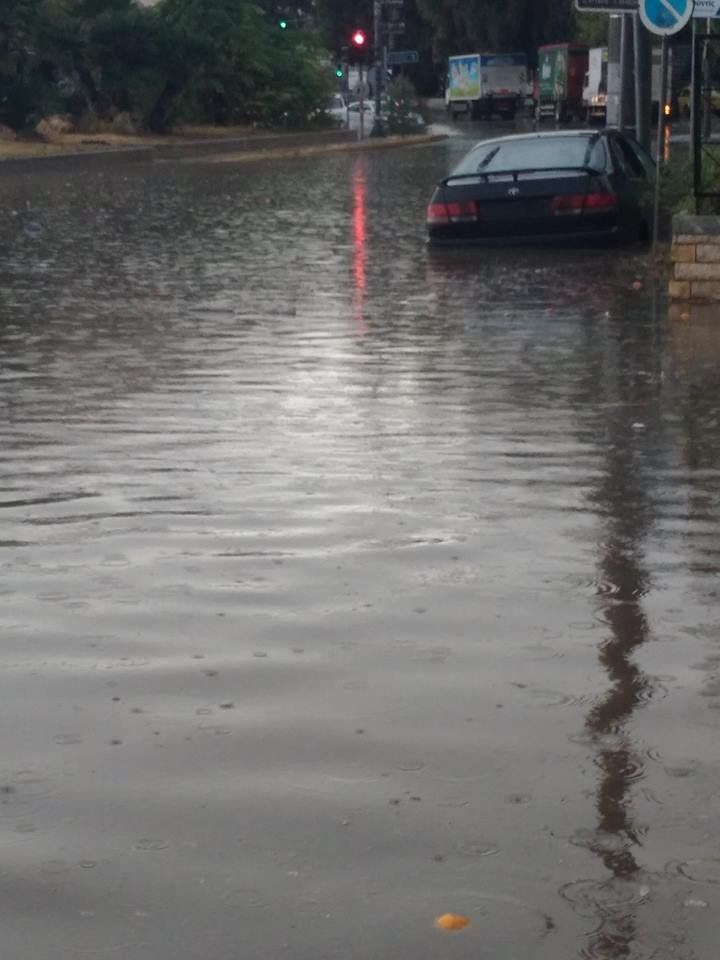 Χείμαρροι οι δρόμοι στην Αθήνα λόγω καταιγίδας -Παρασύρθηκαν ΙΧ στο Κερατσίνι [εικόνες & βίντεο] | iefimerida.gr 3