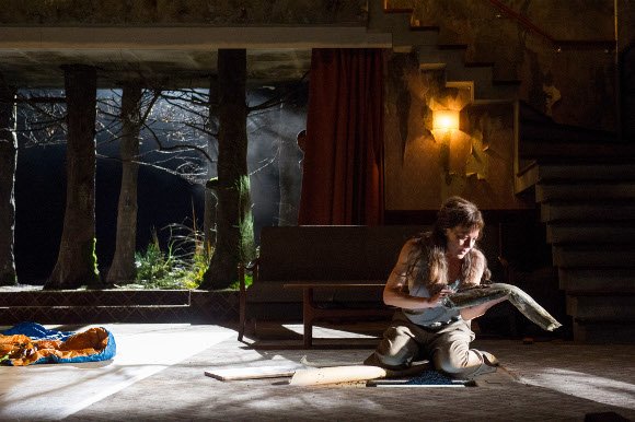 Η Μήδεια που καπνίζει και φορά σέξι t-shirt, συγκλόνισε το Λονδίνο και «έρχεται» την Πέμπτη στο Μέγαρο Μουσικής [εικόνες] | iefimerida.gr 2