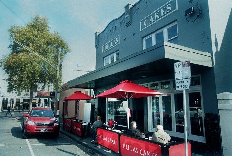 Hellas Cakes: Το «μαγαζάκι» ενός μετανάστη από την Ελλάδα που γλυκαίνει εδώ και 52 χρόνια τους κατοίκους της Μελβούρνης [εικόνες] | iefimerida.gr 16