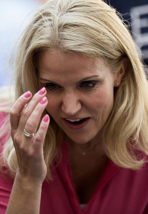  Αυτή είναι η ξανθιά πρωθυπουργός που ξελόγιασε τον Ομπάμα: Τα botox, τα Gucci, ο σύζυγος που ζει σε άλλη χώρα [εικόνες] | iefimerida.gr 2