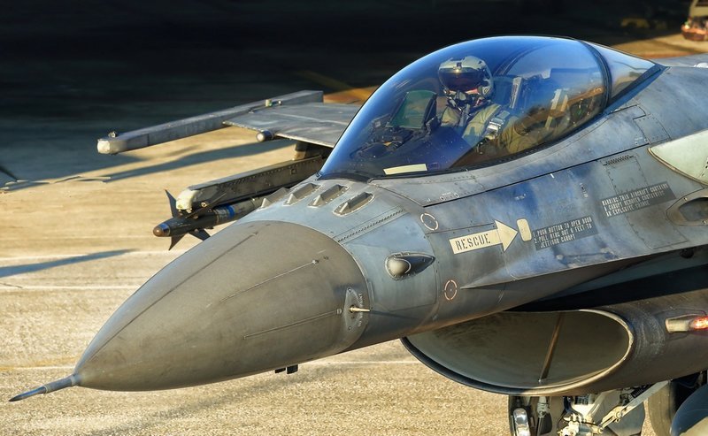 Στο κόκπιτ του ελληνικού F-16