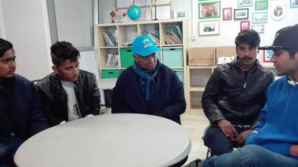 Στους πρόσφυγες στα Διαβατά η κορυφαία σοπράνο Μπάρμπαρα Χέντρικς [εικόνες]  | iefimerida.gr 0