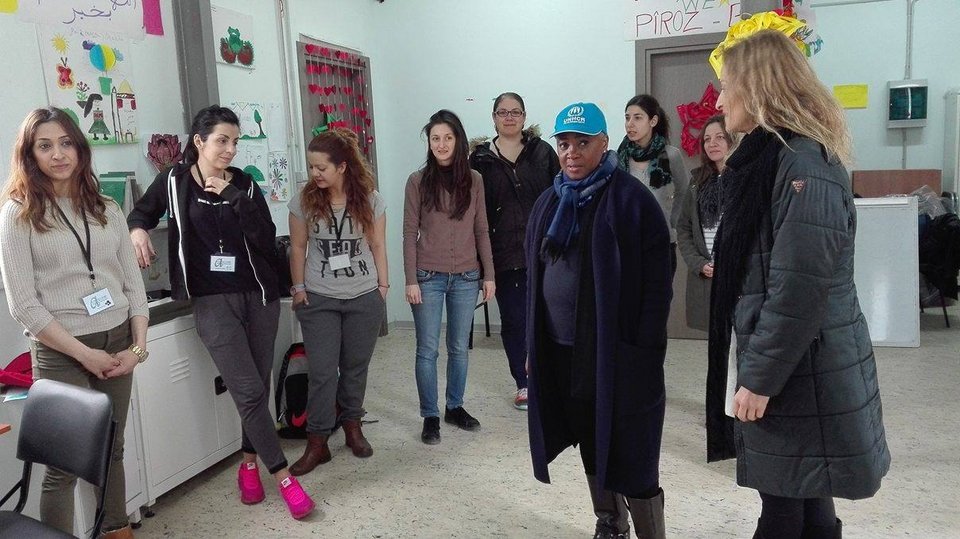 Στους πρόσφυγες στα Διαβατά η κορυφαία σοπράνο Μπάρμπαρα Χέντρικς [εικόνες]  | iefimerida.gr 1