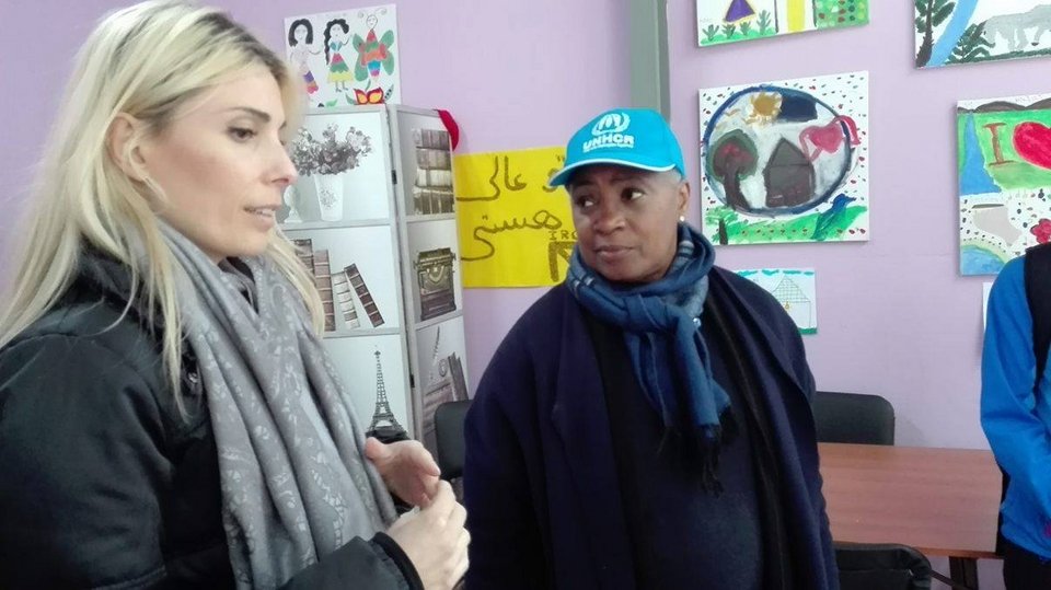 Στους πρόσφυγες στα Διαβατά η κορυφαία σοπράνο Μπάρμπαρα Χέντρικς [εικόνες]  | iefimerida.gr 2