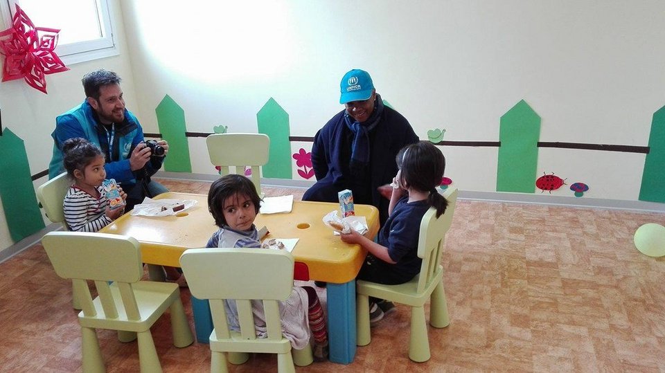 Στους πρόσφυγες στα Διαβατά η κορυφαία σοπράνο Μπάρμπαρα Χέντρικς [εικόνες]  | iefimerida.gr 3