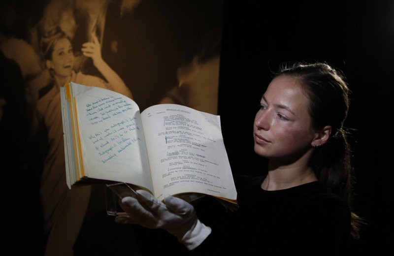 Ενας «θησαυρός» στη σοφίτα της Οντρεϊ Χέπμπορν -Πολυτελή φορέματα και προσωπικά αντικείμενα στο «σφυρί» [εικόνες] | iefimerida.gr 4