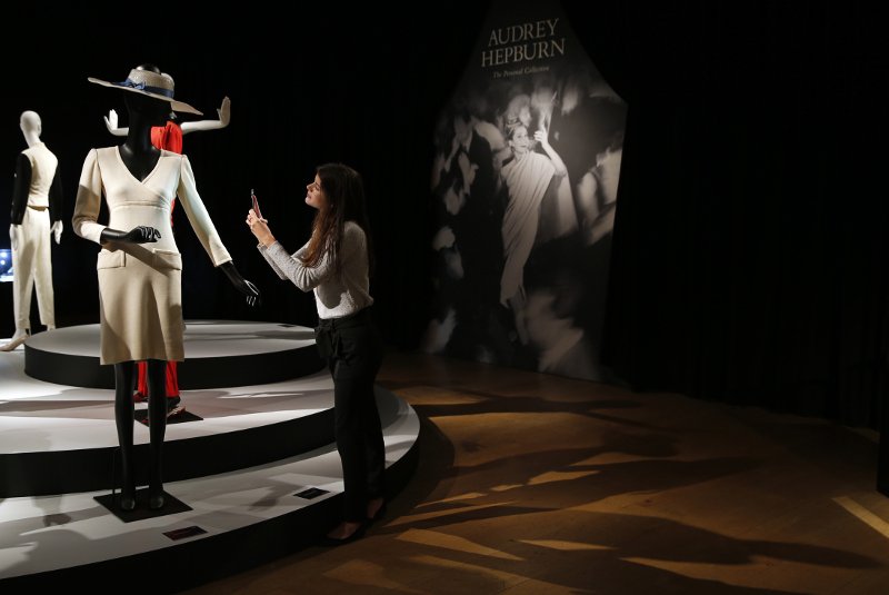 Ενας «θησαυρός» στη σοφίτα της Οντρεϊ Χέπμπορν -Πολυτελή φορέματα και προσωπικά αντικείμενα στο «σφυρί» [εικόνες] | iefimerida.gr 3