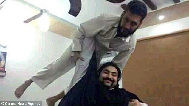 Ο «Ηρακλής» του Πακιστάν -Καταναλώνει 10.000 θερμίδες την ημέρα, μετακινεί αυτοκίνητα και είναι 432 κιλά [εικόνες] | iefimerida.gr 2