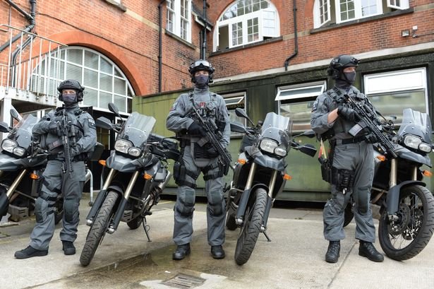 Επιχείρηση «Ηρακλής» στο Λονδίνο: Πάνοπλοι αστυνομικοί βγήκαν στους δρόμους με μηχανές BMW [εικόνες] | iefimerida.gr 1