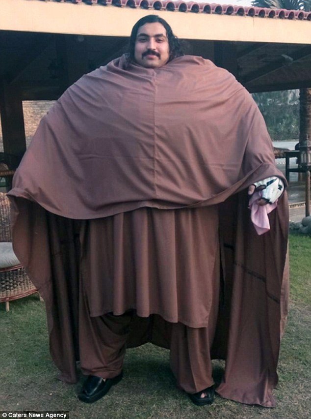 Ο «Ηρακλής» του Πακιστάν -Καταναλώνει 10.000 θερμίδες την ημέρα, μετακινεί αυτοκίνητα και είναι 432 κιλά [εικόνες] | iefimerida.gr 4