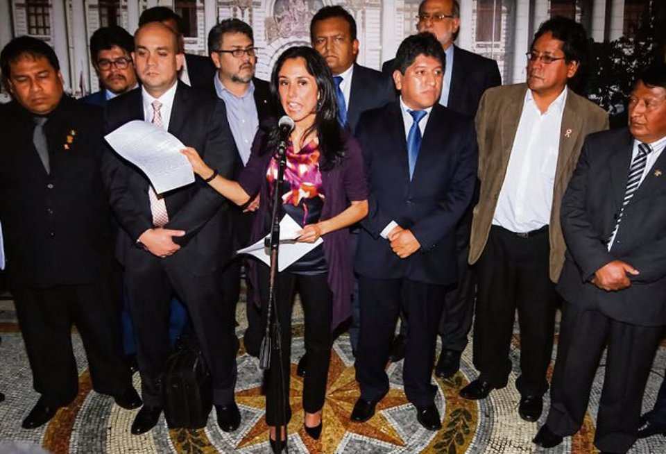 Ξετρελάθηκε ο Ολάντ με την μελαχρινή καλλονή, σύζυγο του προέδρου του Περού [εικόνες] | iefimerida.gr 5