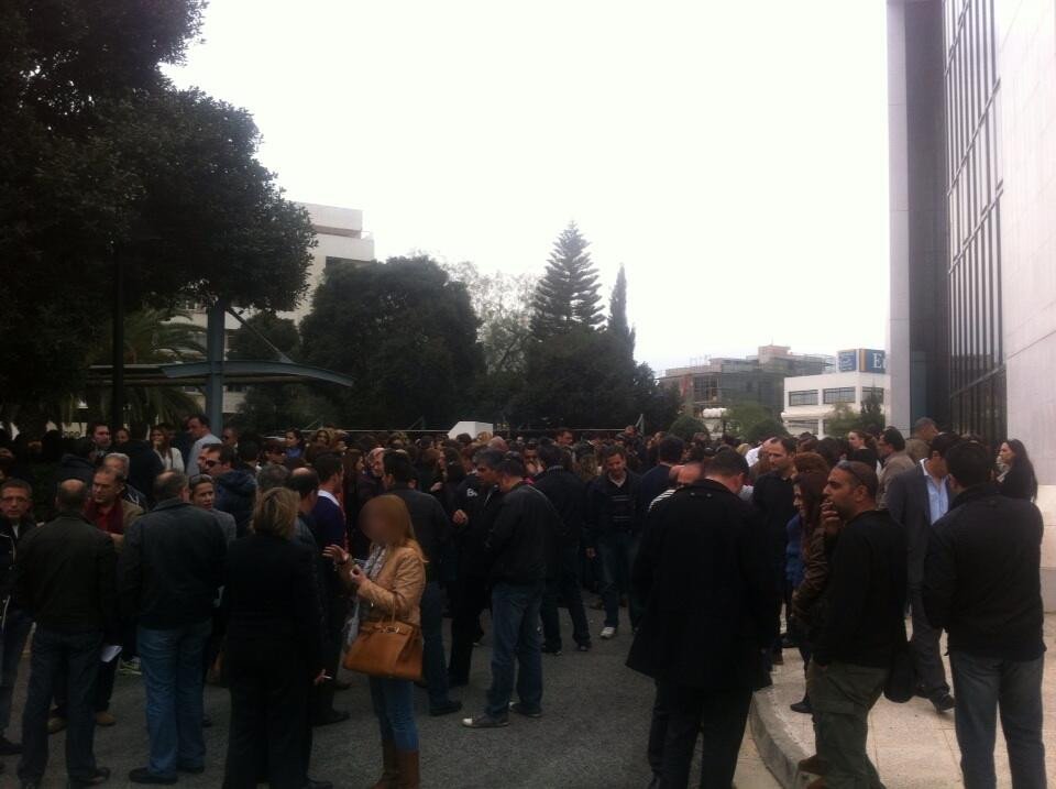 Στην Κύπρο διαδηλώνουν και με τσάντες Ηermes [εικόνα] | iefimerida.gr 0