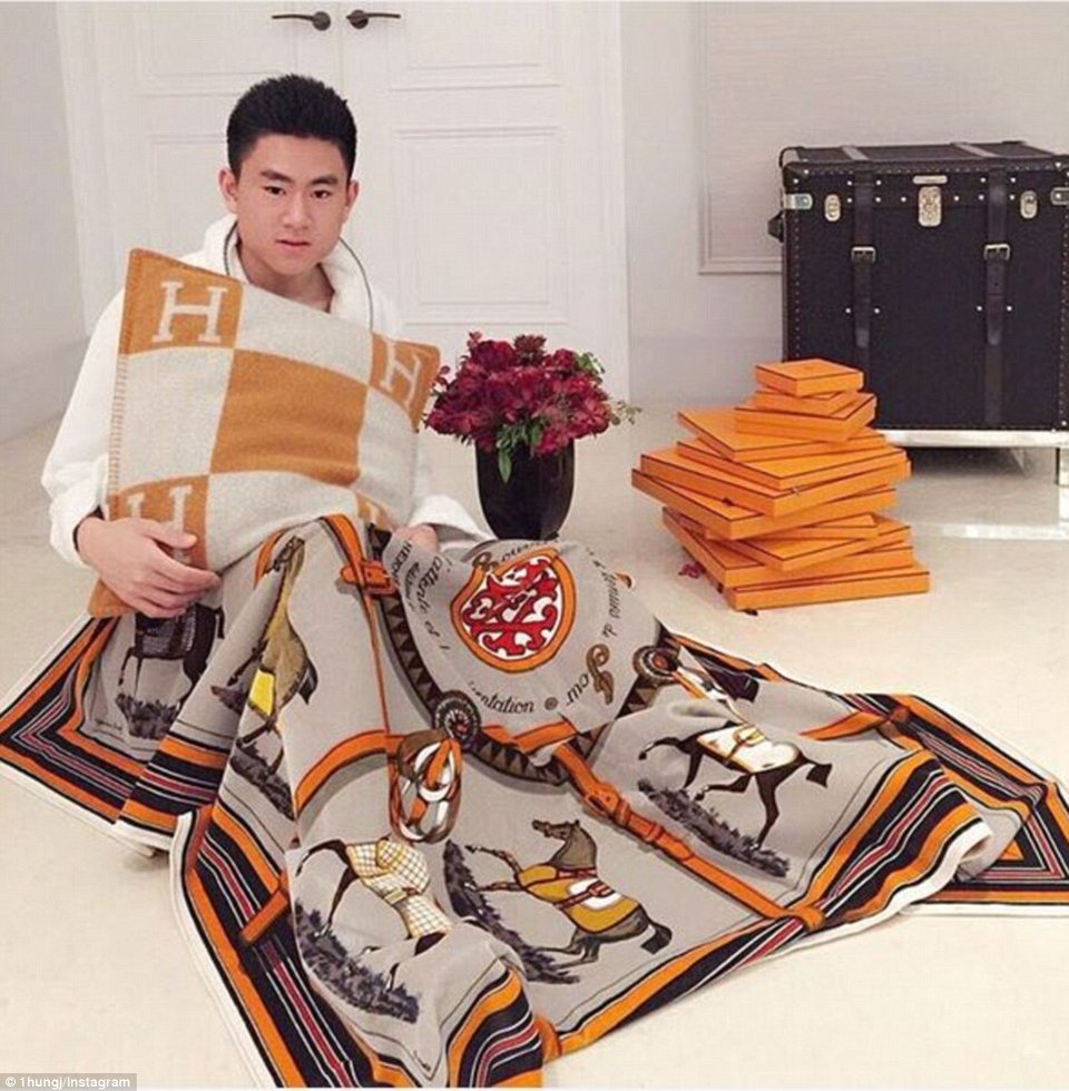 Οι χριστουγεννιάτικες διακοπές των πλουσιόπαιδων του Instagram -Σαμπάνιες, κουβέρτες Hermes και χρήμα [εικόνες] | iefimerida.gr 5