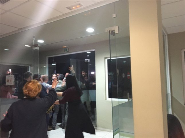 Ηράκλειο: Εξαγριωμενοι αγρότες προπηλάκισαν βουλευτή του ΣΥΡΙΖΑ [εικόνες] | iefimerida.gr 0