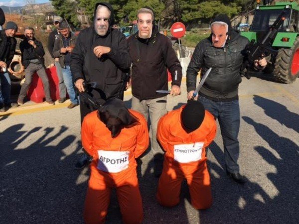 Αγρίνιο: Ο Τσίπρας σε ρόλο «δήμιου τζιχαντιστή» αποκεφαλίζει αγρότες [εικόνες & βίντεο] | iefimerida.gr 2