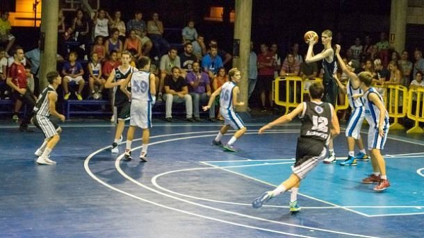 Τρέλα με τον Ρουμάνο γίγαντα - Στα 15 του έχει ύψος 2,29μ! [εικόνες & βίντεο] | iefimerida.gr 1