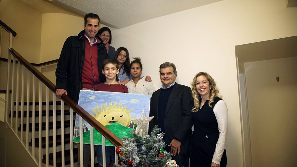  Τέσσερις χιλιάδες είδη Tommy Hilfiger σε αυτούς που έχουν ανάγκη [εικόνες]  | iefimerida.gr 0