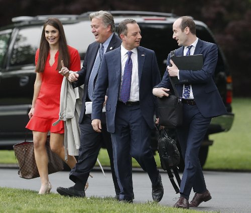 Γαλανομάτα, 28 ετών, πρώην μοντέλο -Αυτή «έστεψε» ο Τραμπ διάδοχο του Σκαραμούτσι [εικόνες] | iefimerida.gr 6