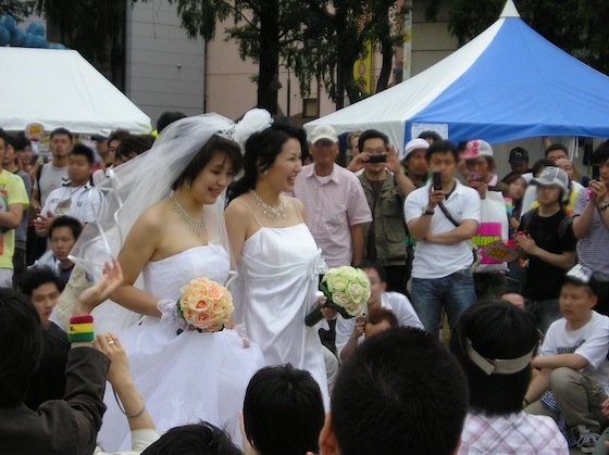 Γκέι γάμος στην Ντίσνεϊλαντ με κουμπάρους τη Μίνι και τον Μίκι [εικόνες] | iefimerida.gr 0