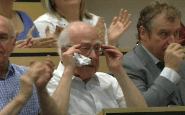 Δάκρυσε ο Πίτερ Χιγκς για την ανακάλυψη του «σωματιδίου του Θεού» [εικόνα] | iefimerida.gr 0