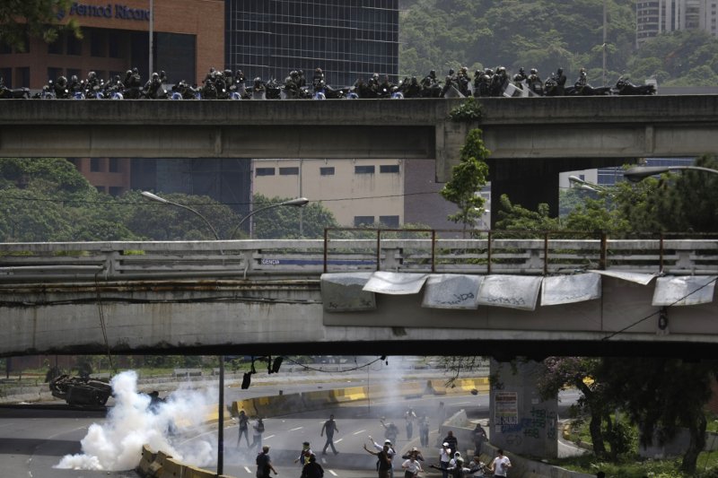 Κλιμακώνεται η εξέγερση στη Βενεζουέλα [εικόνες]  | iefimerida.gr 4