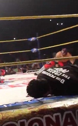 Σοκαριστικές εικόνες: Tραυματίστηκε θανάσιμα στο ρινγκ, ο αγώνας συνεχίστηκε γιατί δεν το κατάλαβαν [εικόνες & βίντεο] | iefimerida.gr 1