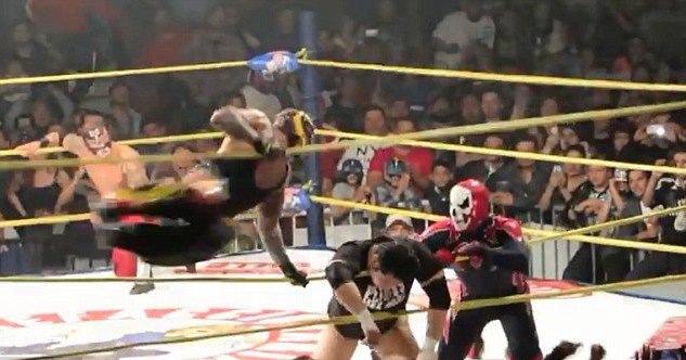 Σοκαριστικές εικόνες: Tραυματίστηκε θανάσιμα στο ρινγκ, ο αγώνας συνεχίστηκε γιατί δεν το κατάλαβαν [εικόνες & βίντεο] | iefimerida.gr 2