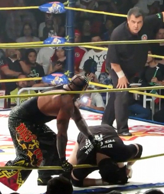 Σοκαριστικές εικόνες: Tραυματίστηκε θανάσιμα στο ρινγκ, ο αγώνας συνεχίστηκε γιατί δεν το κατάλαβαν [εικόνες & βίντεο] | iefimerida.gr 3