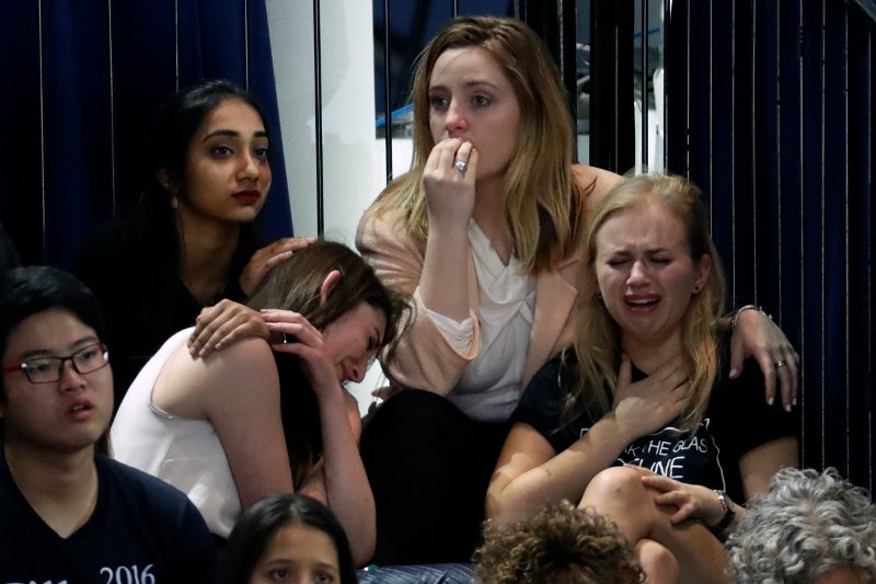 Απόγνωση και θρήνος στους Δημοκρατικούς όλου του πλανήτη -Κλάματα στο εκλογικό κέντρο της Χίλαρι [εικόνες] | iefimerida.gr 4