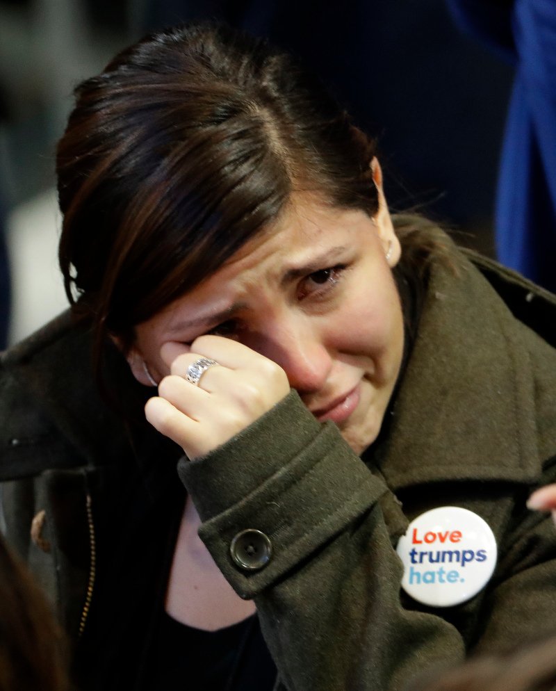 Απόγνωση και θρήνος στους Δημοκρατικούς όλου του πλανήτη -Κλάματα στο εκλογικό κέντρο της Χίλαρι [εικόνες] | iefimerida.gr 5