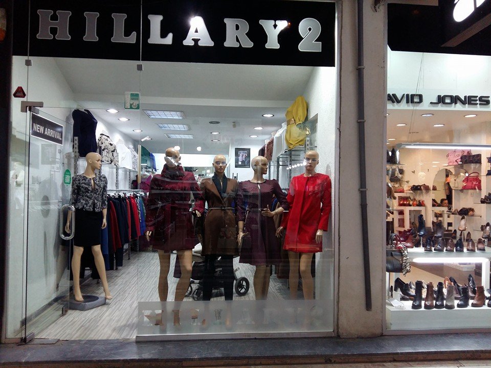 Στο Κόσοβο η Χίλαρι είναι «θεά» της μόδας -Μαγαζιά με το όνομά της πωλούν τα συνολάκια της [εικόνες] | iefimerida.gr 1