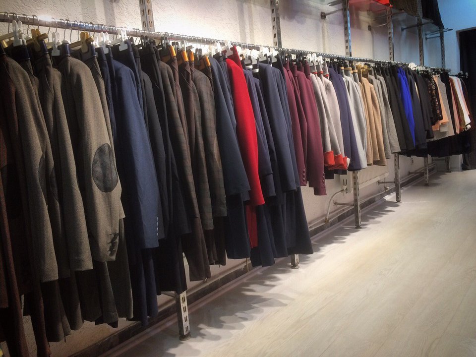 Στο Κόσοβο η Χίλαρι είναι «θεά» της μόδας -Μαγαζιά με το όνομά της πωλούν τα συνολάκια της [εικόνες] | iefimerida.gr 3