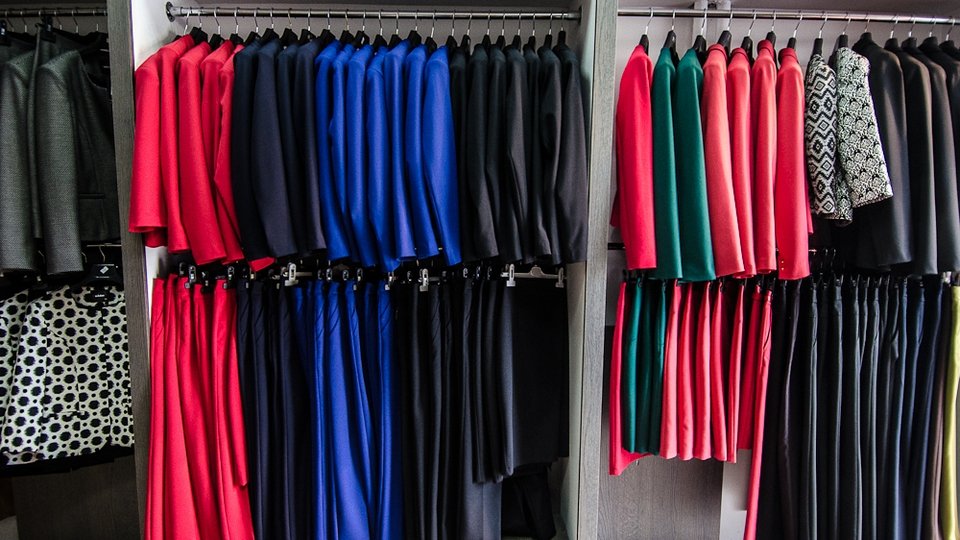 Στο Κόσοβο η Χίλαρι είναι «θεά» της μόδας -Μαγαζιά με το όνομά της πωλούν τα συνολάκια της [εικόνες] | iefimerida.gr 0