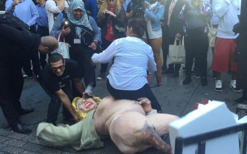 Πανικός από γυμνό ομοίωμα της Χίλαρι στο Μανχάταν [εικόνες&βίντεο] | iefimerida.gr 2