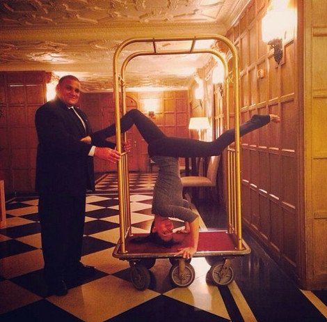 Η όμορφη Ιλάρια Μπόλντγουιν κάνει γιόγκα παντού: Σε ΑΤΜ, σούπερ μάρκετ, μπανιέρα, πάνω από το τηγάνι [εικόνες] | iefimerida.gr 6