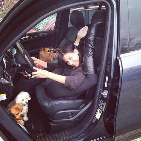 Η όμορφη Ιλάρια Μπόλντγουιν κάνει γιόγκα παντού: Σε ΑΤΜ, σούπερ μάρκετ, μπανιέρα, πάνω από το τηγάνι [εικόνες] | iefimerida.gr 7